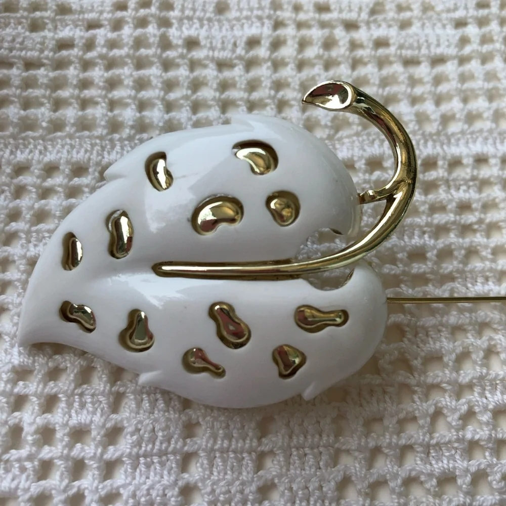 Sarah Coventry white leaf brooch 1970's vintage gold tone vintage